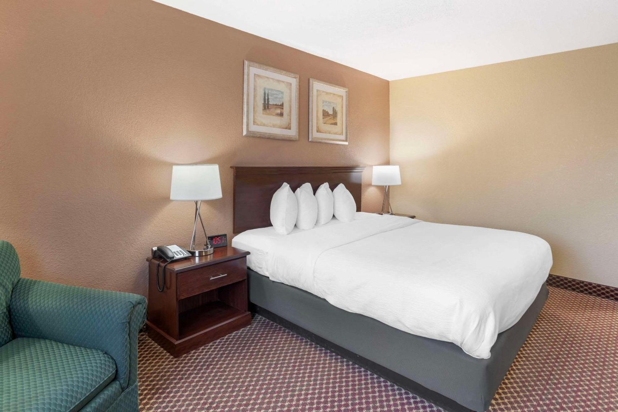 Quality Inn & Suites Bloomington University Area Exterior photo