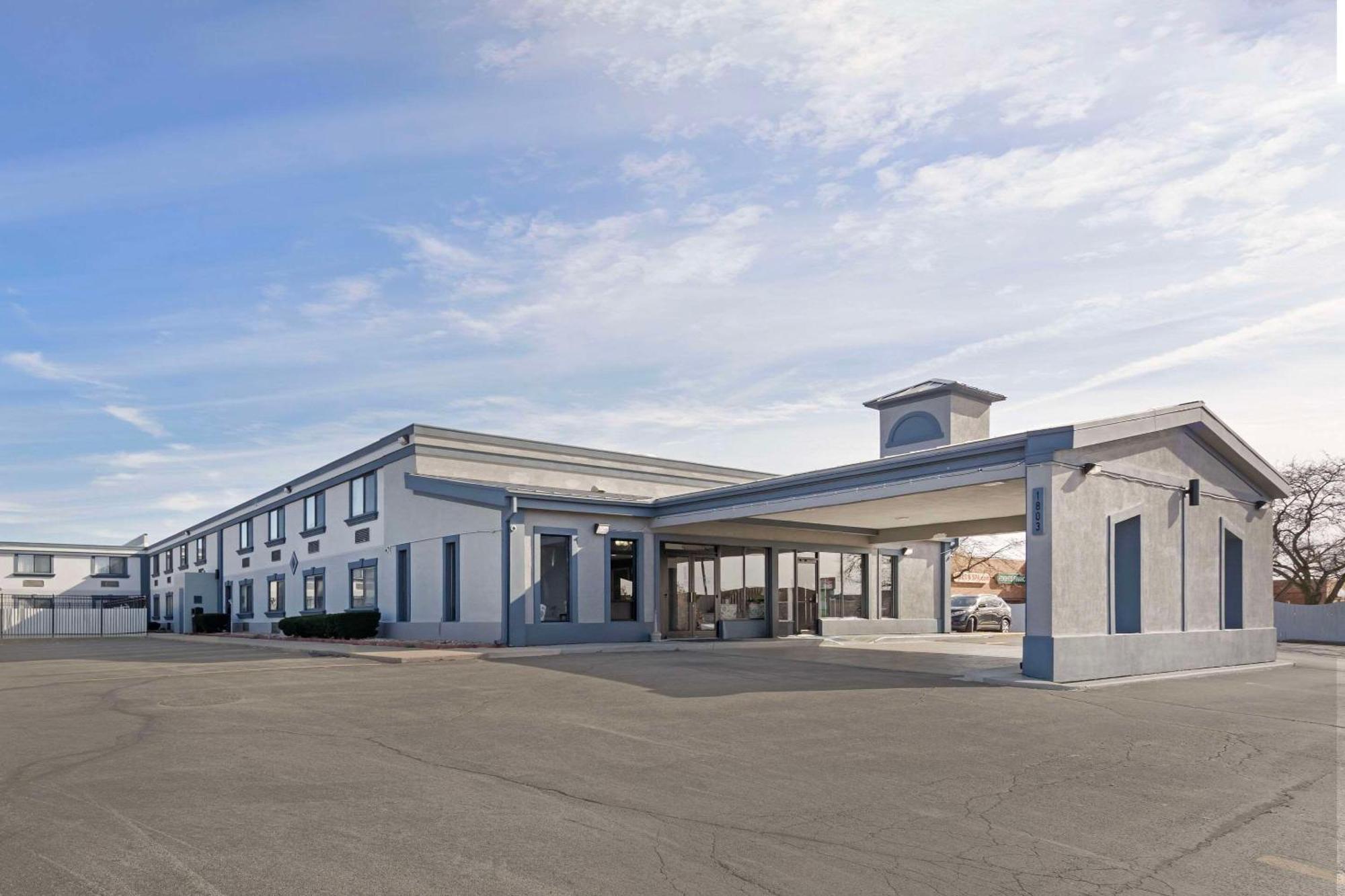 Quality Inn & Suites Bloomington University Area Exterior photo